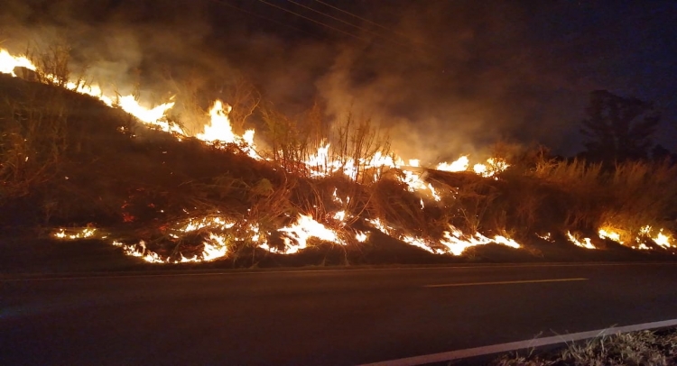 PREFEITURA DE TAPIRATIBA NA LUTA CONTRA OS INCÊNDIOS