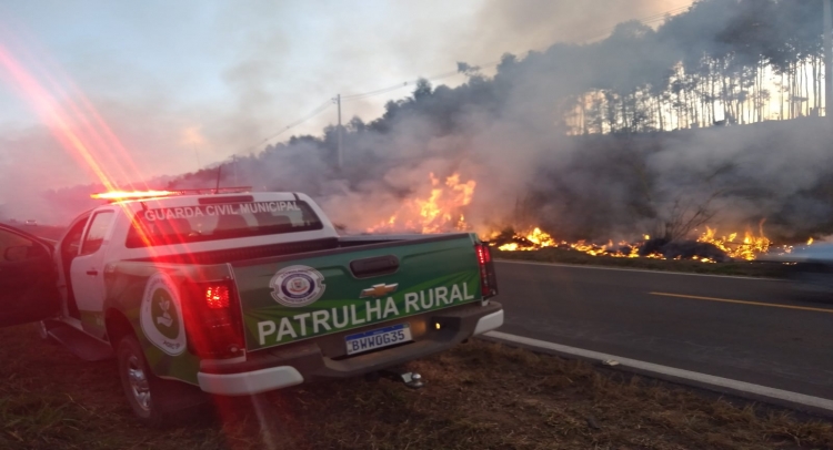 PREFEITURA DE TAPIRATIBA NA LUTA CONTRA OS INCÊNDIOS