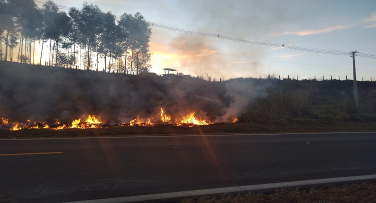 PREFEITURA DE TAPIRATIBA NA LUTA CONTRA OS INCÊNDIOS