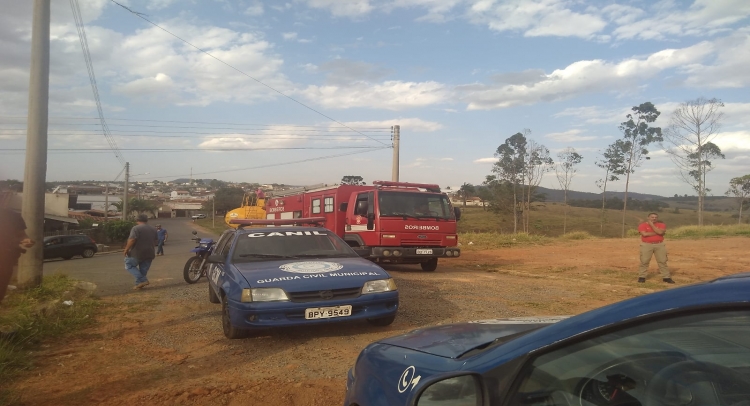 INCÊNDIO NO BAIRRO JARDIM SANTA CLARA É CONTIDO COM UNIÃO DE FORÇAS