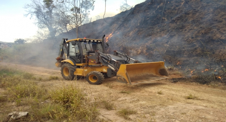 INCÊNDIO NO BAIRRO JARDIM SANTA CLARA É CONTIDO COM UNIÃO DE FORÇAS