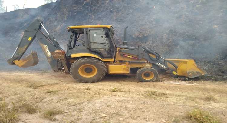 INCÊNDIO NO BAIRRO JARDIM SANTA CLARA É CONTIDO COM UNIÃO DE FORÇAS