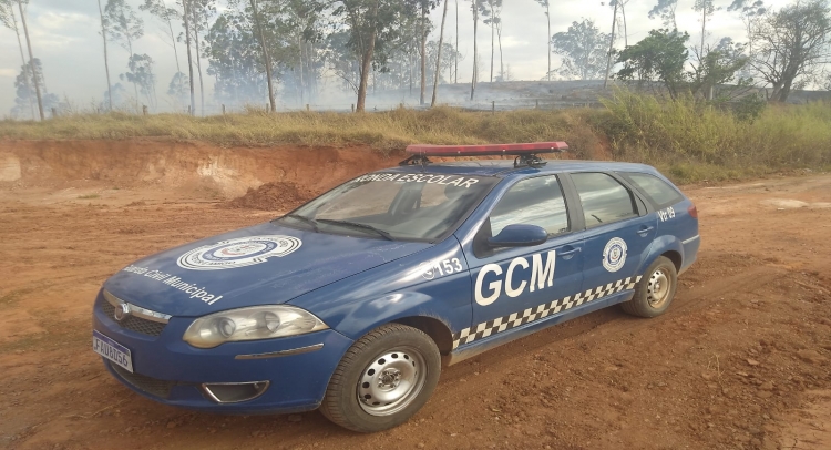 INCÊNDIO NO BAIRRO JARDIM SANTA CLARA É CONTIDO COM UNIÃO DE FORÇAS