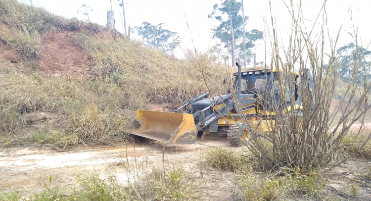 INCÊNDIO NO BAIRRO JARDIM SANTA CLARA É CONTIDO COM UNIÃO DE FORÇAS