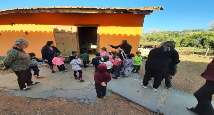 PROGRAMA “A UNIÃO FAZ A VIDA” LEVA ALUNOS DA ESCOLA MARIA LÚCIA TRIPOLONI PARA CONHECER SÍTIO.