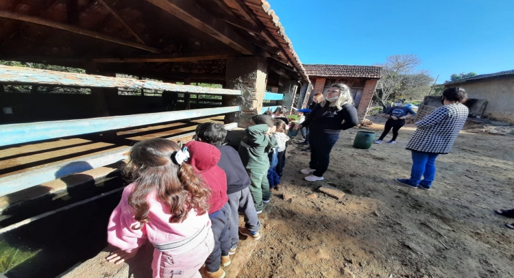 PROGRAMA “A UNIÃO FAZ A VIDA” LEVA ALUNOS DA ESCOLA MARIA LÚCIA TRIPOLONI PARA CONHECER SÍTIO.