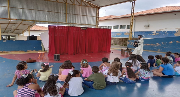 ESCOLA YOLANDA PEREIRA DE FARIA RECEBE PEÇA LIBEL E O PALHACINHO