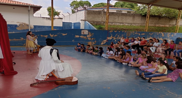 ESCOLA YOLANDA PEREIRA DE FARIA RECEBE PEÇA LIBEL E O PALHACINHO