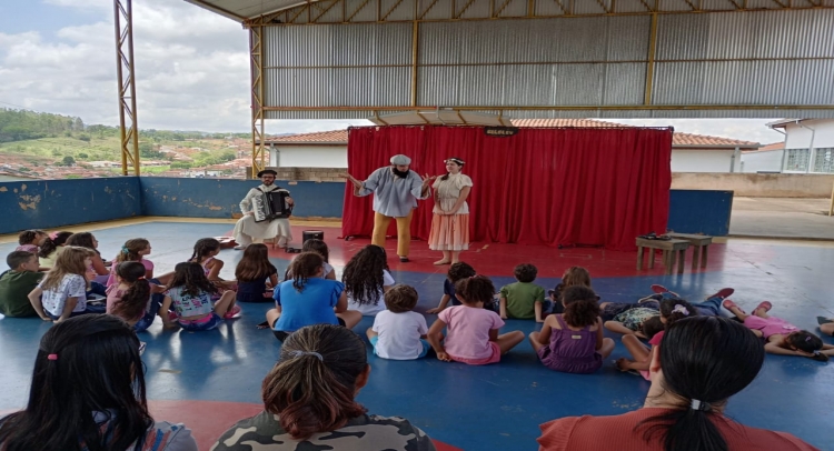 ESCOLA YOLANDA PEREIRA DE FARIA RECEBE PEÇA LIBEL E O PALHACINHO