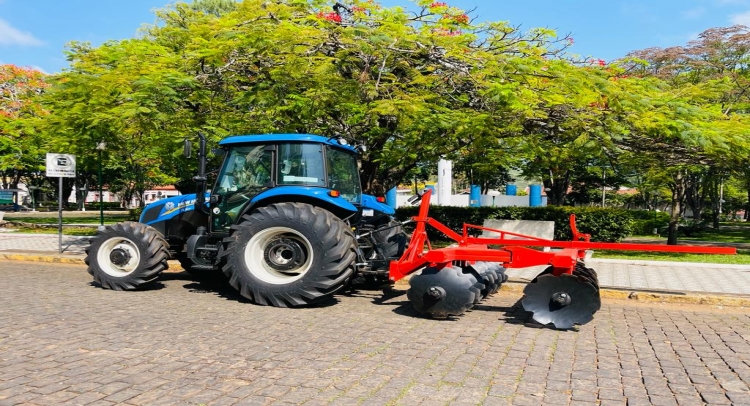 TAPIRATIBA RECEBE MÁQUINA COM IMPLEMENTOS AGRÍCOLAS