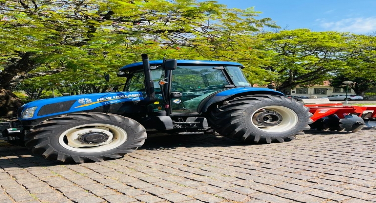 TAPIRATIBA RECEBE MÁQUINA COM IMPLEMENTOS AGRÍCOLAS