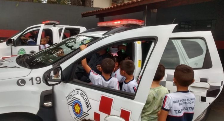 ESCOLA MUNICIPAL DE TAPIRATIBA FAZ VISITA AO PRÉDIO DA POLÍCIA MILITAR