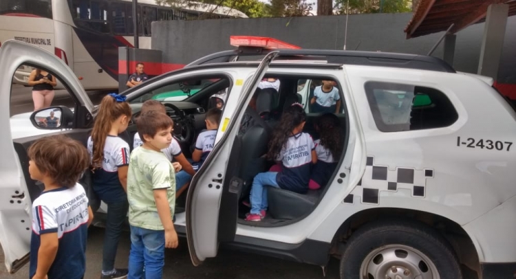 ESCOLA MUNICIPAL DE TAPIRATIBA FAZ VISITA AO PRÉDIO DA POLÍCIA MILITAR