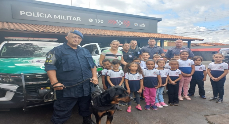 ESCOLA MUNICIPAL DE TAPIRATIBA FAZ VISITA AO PRÉDIO DA POLÍCIA MILITAR