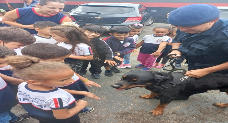 ESCOLA MUNICIPAL DE TAPIRATIBA FAZ VISITA AO PRÉDIO DA POLÍCIA MILITAR