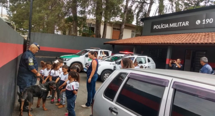 ESCOLA MUNICIPAL DE TAPIRATIBA FAZ VISITA AO PRÉDIO DA POLÍCIA MILITAR