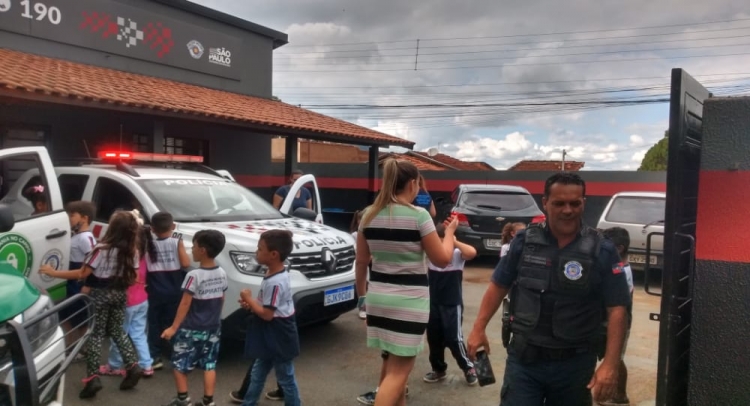 ESCOLA MUNICIPAL DE TAPIRATIBA FAZ VISITA AO PRÉDIO DA POLÍCIA MILITAR