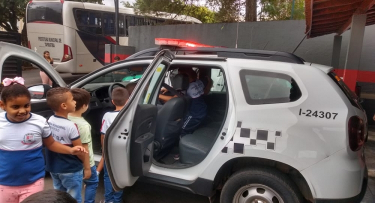 ESCOLA MUNICIPAL DE TAPIRATIBA FAZ VISITA AO PRÉDIO DA POLÍCIA MILITAR