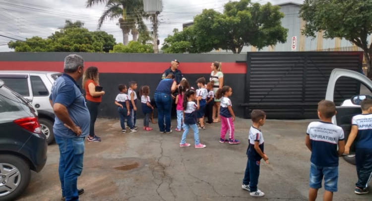 ESCOLA MUNICIPAL DE TAPIRATIBA FAZ VISITA AO PRÉDIO DA POLÍCIA MILITAR