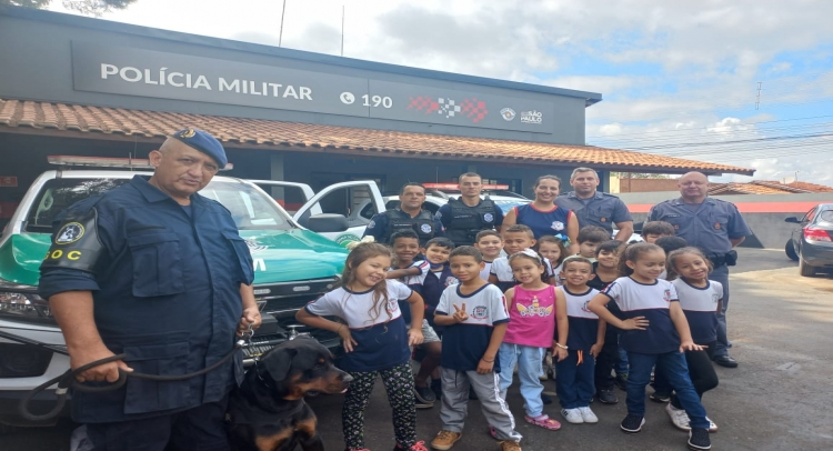 ESCOLA MUNICIPAL DE TAPIRATIBA FAZ VISITA AO PRÉDIO DA POLÍCIA MILITAR