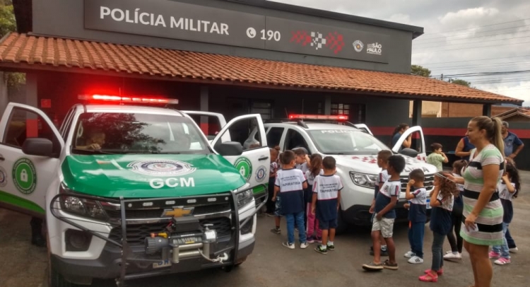 ESCOLA MUNICIPAL DE TAPIRATIBA FAZ VISITA AO PRÉDIO DA POLÍCIA MILITAR