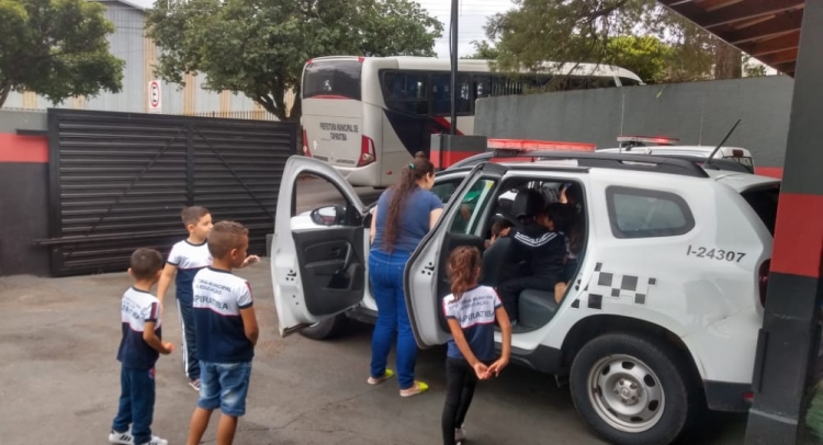 ESCOLA MUNICIPAL DE TAPIRATIBA FAZ VISITA AO PRÉDIO DA POLÍCIA MILITAR