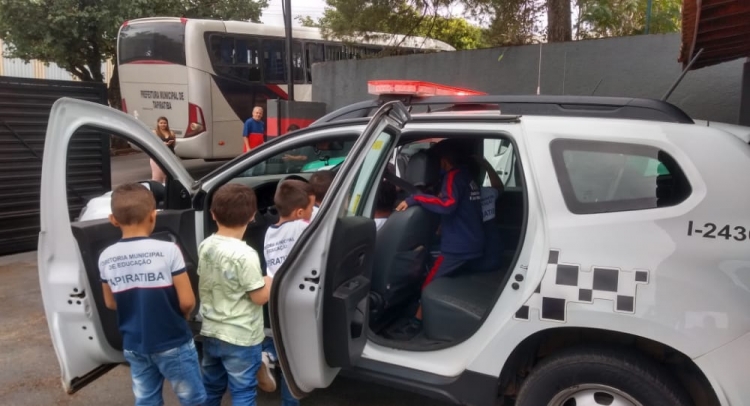 ESCOLA MUNICIPAL DE TAPIRATIBA FAZ VISITA AO PRÉDIO DA POLÍCIA MILITAR