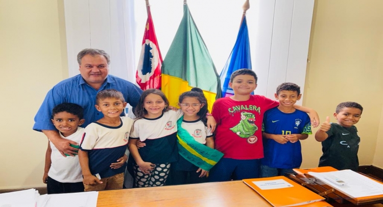 ALUNOS DA ESCOLA MUNICIPAL DE TAPIRATIBA DO PROJETO “ELEIÇÕES NA ESCOLA” TEM REUNIÃO COM PREFEITO RAMON.