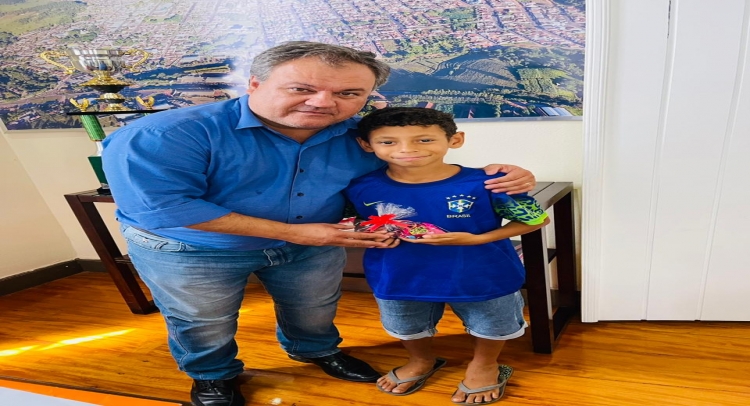 ALUNOS DA ESCOLA MUNICIPAL DE TAPIRATIBA DO PROJETO “ELEIÇÕES NA ESCOLA” TEM REUNIÃO COM PREFEITO RAMON.