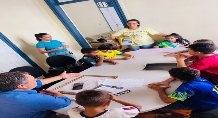 ALUNOS DA ESCOLA MUNICIPAL DE TAPIRATIBA DO PROJETO “ELEIÇÕES NA ESCOLA” TEM REUNIÃO COM PREFEITO RAMON.