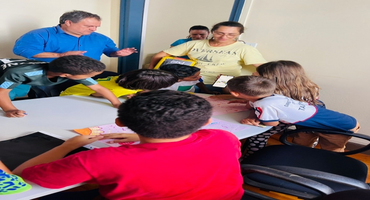 ALUNOS DA ESCOLA MUNICIPAL DE TAPIRATIBA DO PROJETO “ELEIÇÕES NA ESCOLA” TEM REUNIÃO COM PREFEITO RAMON.