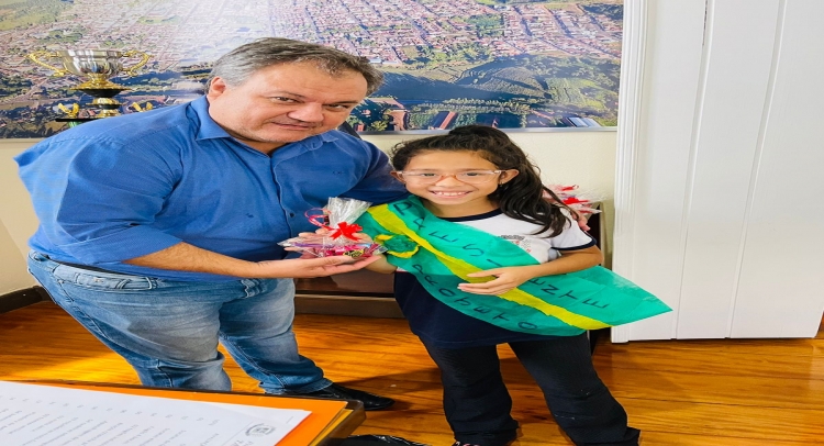 ALUNOS DA ESCOLA MUNICIPAL DE TAPIRATIBA DO PROJETO “ELEIÇÕES NA ESCOLA” TEM REUNIÃO COM PREFEITO RAMON.