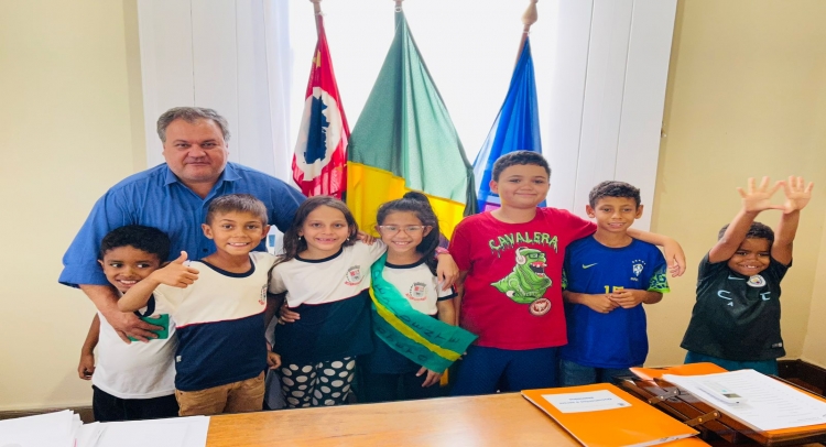 ALUNOS DA ESCOLA MUNICIPAL DE TAPIRATIBA DO PROJETO “ELEIÇÕES NA ESCOLA” TEM REUNIÃO COM PREFEITO RAMON.