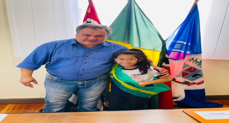 ALUNOS DA ESCOLA MUNICIPAL DE TAPIRATIBA DO PROJETO “ELEIÇÕES NA ESCOLA” TEM REUNIÃO COM PREFEITO RAMON.