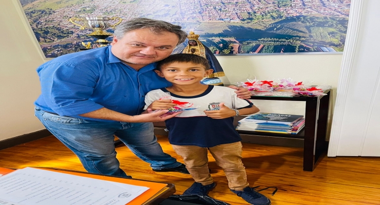 ALUNOS DA ESCOLA MUNICIPAL DE TAPIRATIBA DO PROJETO “ELEIÇÕES NA ESCOLA” TEM REUNIÃO COM PREFEITO RAMON.