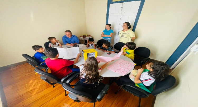 ALUNOS DA ESCOLA MUNICIPAL DE TAPIRATIBA DO PROJETO “ELEIÇÕES NA ESCOLA” TEM REUNIÃO COM PREFEITO RAMON.