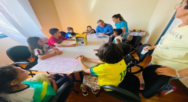 ALUNOS DA ESCOLA MUNICIPAL DE TAPIRATIBA DO PROJETO “ELEIÇÕES NA ESCOLA” TEM REUNIÃO COM PREFEITO RAMON.