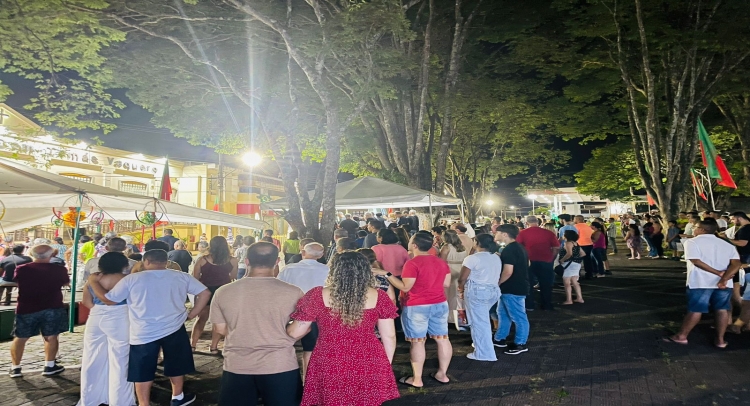 INAUGURAÇÃO DAS LUZES DE NATAL E ABERTURA DA EXPOSIÇÃO DE PRESÉPIOS FOI UM SUCESSO!