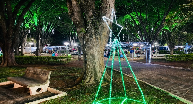 INAUGURAÇÃO DAS LUZES DE NATAL E ABERTURA DA EXPOSIÇÃO DE PRESÉPIOS FOI UM SUCESSO!