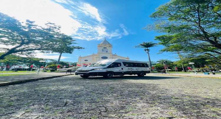 TAPIRATIBA RECEBE VAN ADAPTADA PARA TRANSPORTES DE CADEIRANTES.