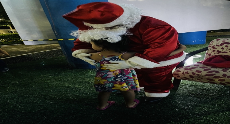 CHEGADA DO PAPAI NOEL REUNE CENTENAS DE FAMÍLIAS TAPIRATIBENSES.