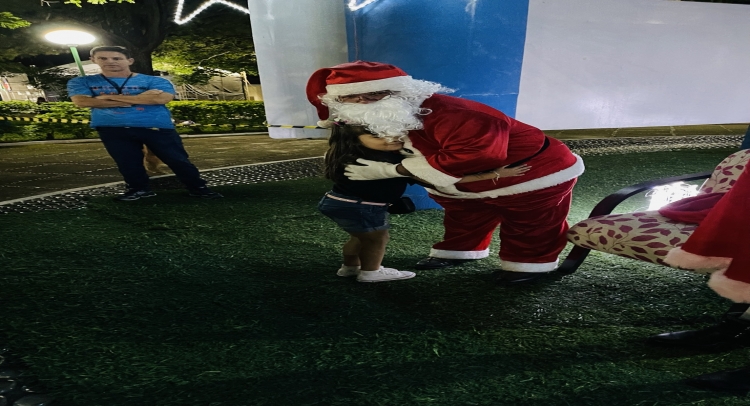 CHEGADA DO PAPAI NOEL REUNE CENTENAS DE FAMÍLIAS TAPIRATIBENSES.