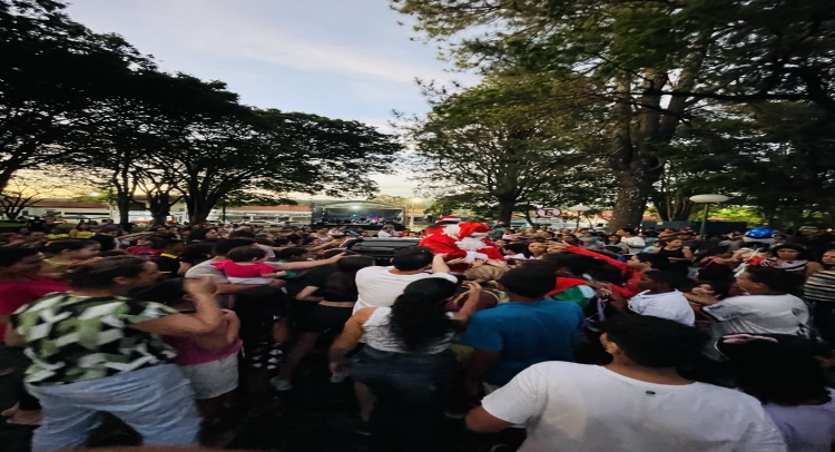 CHEGADA DO PAPAI NOEL REUNE CENTENAS DE FAMÍLIAS TAPIRATIBENSES.