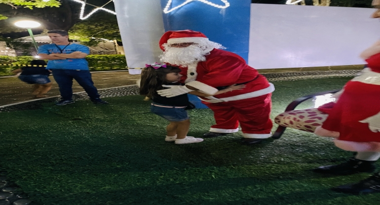 CHEGADA DO PAPAI NOEL REUNE CENTENAS DE FAMÍLIAS TAPIRATIBENSES.