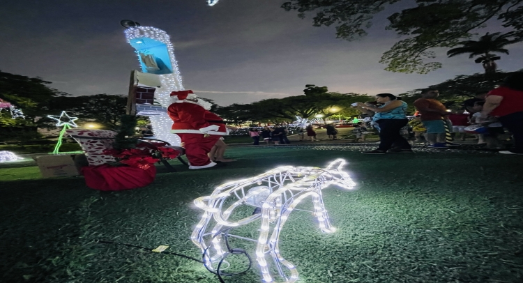 CHEGADA DO PAPAI NOEL REUNE CENTENAS DE FAMÍLIAS TAPIRATIBENSES.