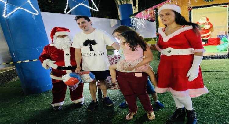 CHEGADA DO PAPAI NOEL REUNE CENTENAS DE FAMÍLIAS TAPIRATIBENSES.