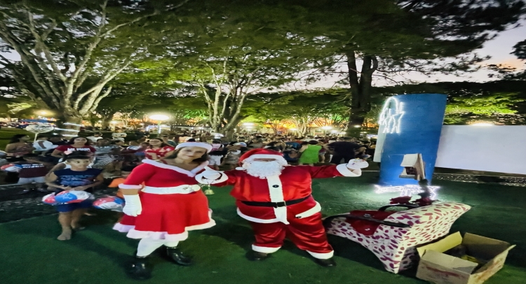 CHEGADA DO PAPAI NOEL REUNE CENTENAS DE FAMÍLIAS TAPIRATIBENSES.