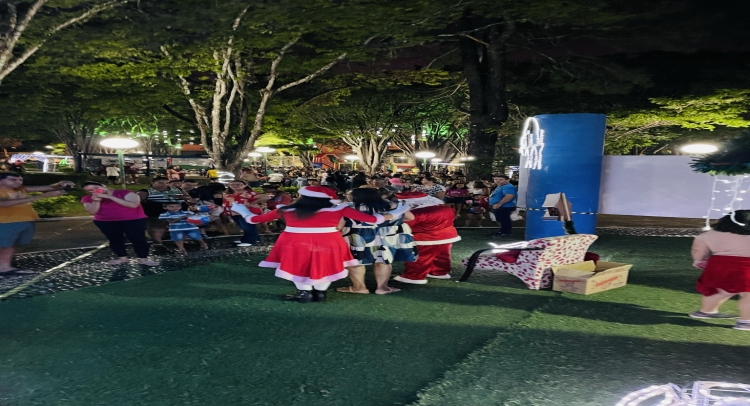 CHEGADA DO PAPAI NOEL REUNE CENTENAS DE FAMÍLIAS TAPIRATIBENSES.