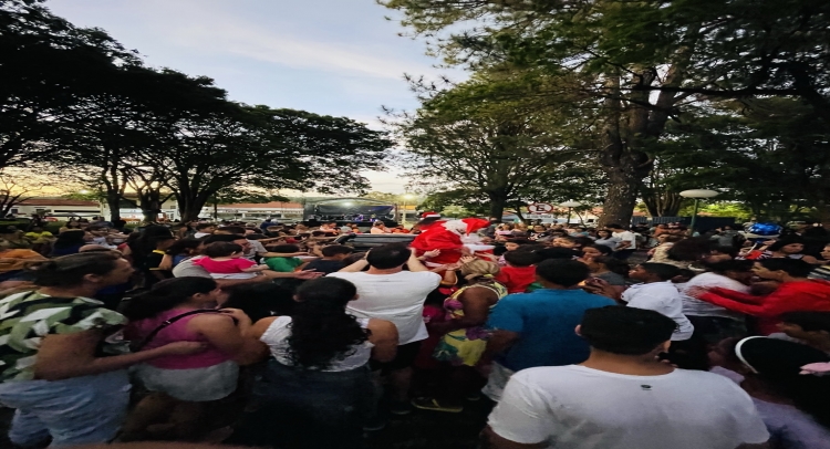 CHEGADA DO PAPAI NOEL REUNE CENTENAS DE FAMÍLIAS TAPIRATIBENSES.