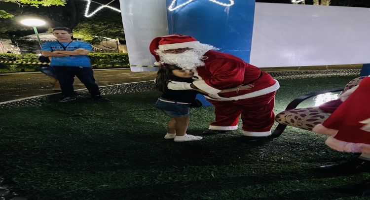 CHEGADA DO PAPAI NOEL REUNE CENTENAS DE FAMÍLIAS TAPIRATIBENSES.